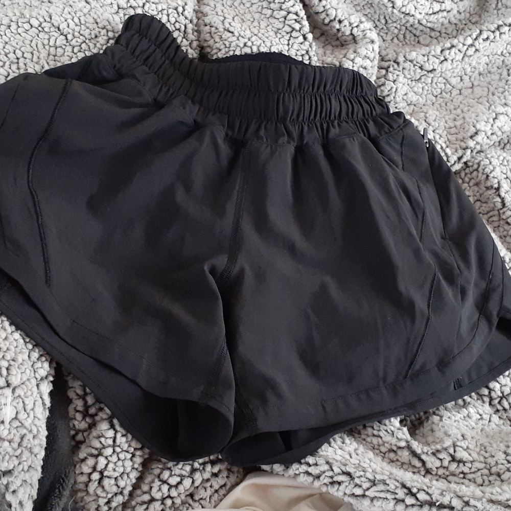 Lululemon track that MR short 5"lined